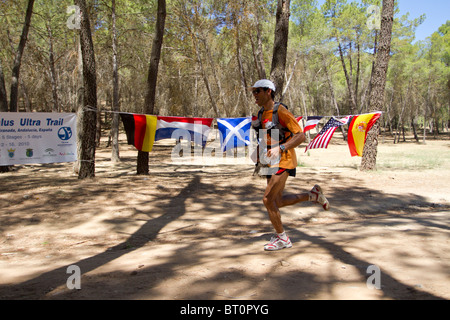 Coureur extrême marocain Lahcen AHANSAL, vainqueur de l'Ultra Trail 2010 Al Andalus, l'Espagne. Banque D'Images