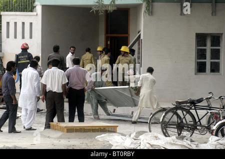 Les gens se rassemblent après le gaz cylindres blast dans la construction de complexes Shaheen à cantine à Lahore le mercredi, Octobre 13, 2010 Banque D'Images