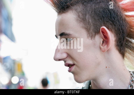 Londres, Royaume-Uni. Jeune punk rocker dans le quartier de Camden Banque D'Images