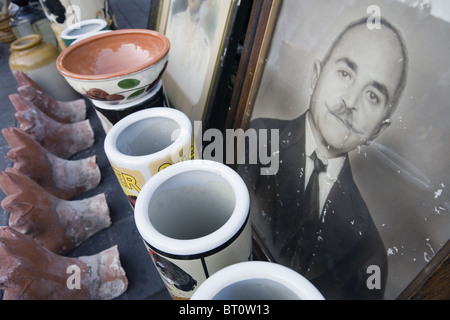 Athènes, Grèce, Europe. Marché aux puces de Monastiraki, bric à brac et d'antiquités à vendre Banque D'Images