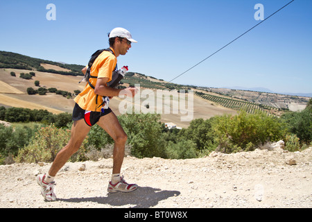 Coureur extrême marocain Lahcen AHANSAL, vainqueur de l'Ultra Trail 2010 Al Andalus, l'Espagne. Banque D'Images