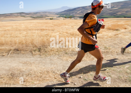 Coureur extrême marocain Lahcen AHANSAL, vainqueur de l'Ultra Trail 2010 Al Andalus, l'Espagne. Banque D'Images