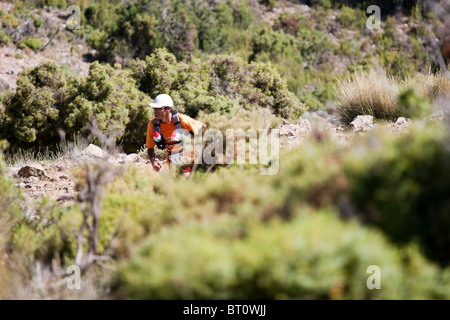 Coureur extrême marocain Lahcen AHANSAL, vainqueur de l'Ultra Trail 2010 Al Andalus, l'Espagne. Banque D'Images