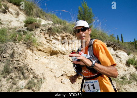 Coureur extrême marocain Lahcen AHANSAL, vainqueur de l'Ultra Trail 2010 Al Andalus, l'Espagne. Banque D'Images