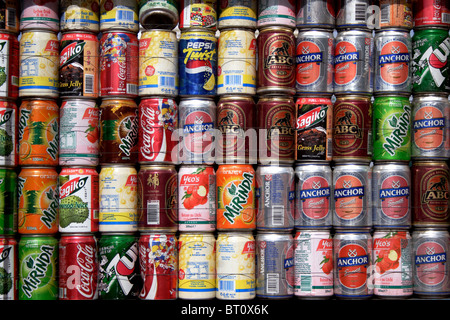 Un assortiment de marques de bière et boissons gazeuses sont affichés sur un panier de vendeur de boissons à Phnom Penh, Cambodge. Banque D'Images