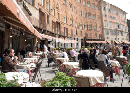 Restaurants en plein air sur la Piazza il Campo de Sienne Banque D'Images