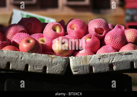 Pommes rouges bien mûrs sont en vente pour les consommateurs dans un marché d'alimentation à Georgetown, Penang, Malaisie. Banque D'Images