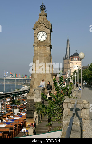 L'Pegeluhr réveil sur la promenade du Rhin à Düsseldorf, NRW, Allemagne Banque D'Images