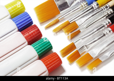 Tubes de peintures de couleur et les pinceaux de formats différents sur fond blanc Banque D'Images