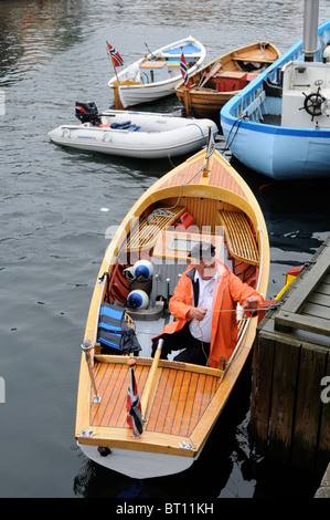 Lancement de l'homme ligoté à quai bateau Banque D'Images