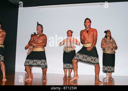 Une danse haka Maori Banque D'Images