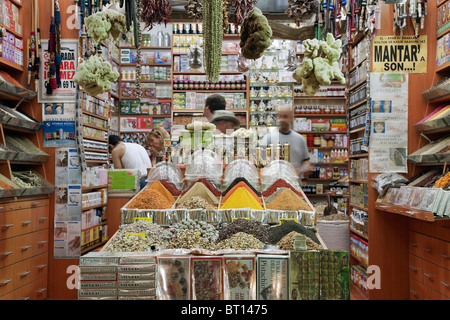 Istanbul, Turquie. Marché aux épices (aka marché égyptien) situé dans le quartier d'Eminonu Banque D'Images