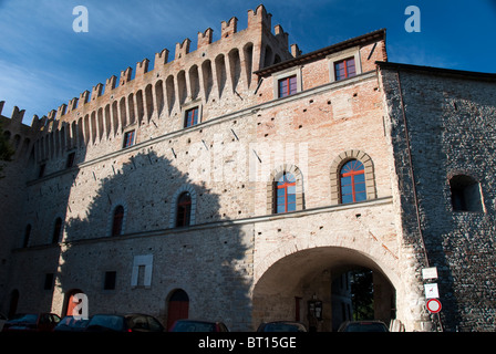 Château de Piandimeleto dans les Marches province de Pesaro e Urbino, Italie avec le soi-disant ou gibeline battleme swallowtail Banque D'Images