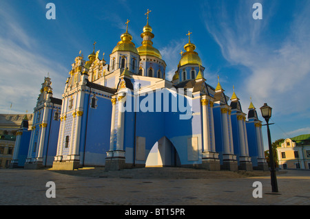 St Michael's cathédrale dôme doré au terrain du monastère central Kiev Ukraine Europe Banque D'Images