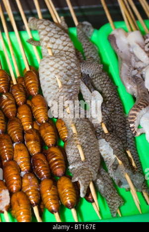 Snake Meat en vente au marché nocturne de Donghuamen à Wangfujing Beijing Chine - un exemple de la nourriture étrange ou bizarre mangée par les gens du monde entier Banque D'Images