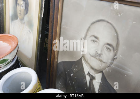 Athènes, Grèce, Europe. Marché aux puces de Monastiraki, bric à brac et antiquités à vendre. Close up de photographies anciennes Banque D'Images