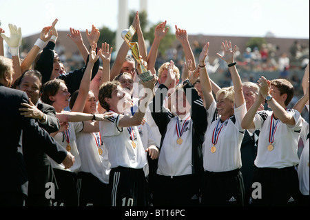 Le capitaine de l'équipe Allemagne Bettina Wiegmann détient le trophée de la Coupe du Monde féminine après que l'Allemagne a battu la Suède dans la finale de 2003. Banque D'Images