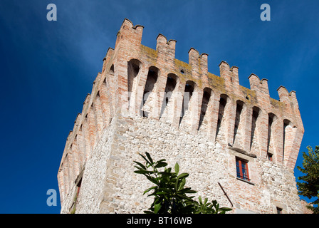 Château de Piandimeleto dans les Marches province de Pesaro e Urbino, Italie avec le soi-disant ou gibeline battleme swallowtail Banque D'Images