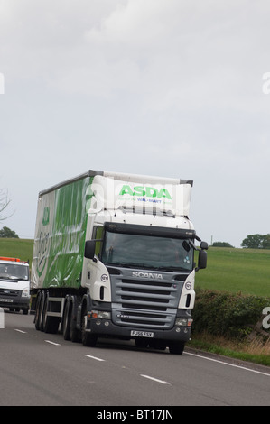 L'Asda camion voyageant le long d'une route dans la campagne anglaise sur la façon de faire une livraison. Banque D'Images