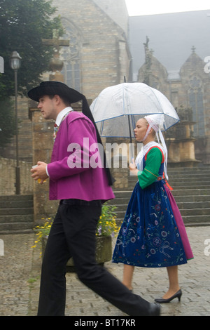 Un couple de danseurs folkloriques qui portera le costume de Plougastel-Daoulas Bretagne France Banque D'Images