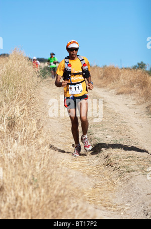 Coureur extrême marocain Lahcen AHANSAL, vainqueur de l'Ultra Trail 2010 Al Andalus, l'Espagne. Banque D'Images