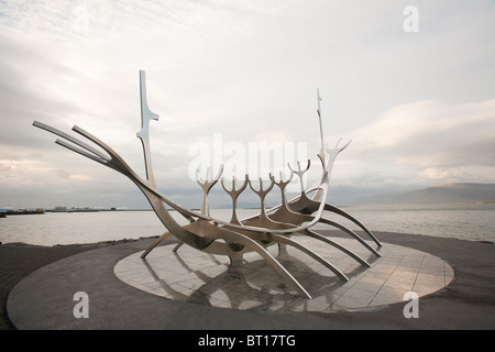 Le soleil Voyager (Solfar) une sculpture d'un bateau viking de l'artiste Jon Gunnar Arnason, à Reykjavik, Islande. Banque D'Images