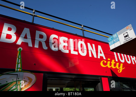 Tour Barcelona bus à toit ouvert stationné à l'arrêt de bus à Las Ramblas Barcelone Espagne Banque D'Images