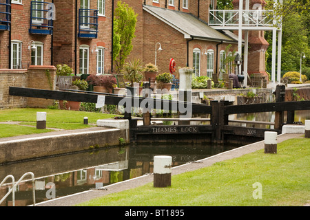 Thames serrure sur le Canal de navigation Wey, Weybridge, Surrey, UK Banque D'Images