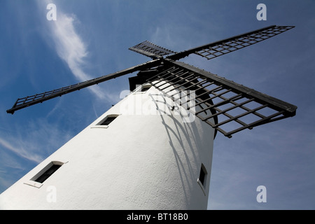 Moulin à vent historique sur le front de mer adjacente à la rivière Ribble à Lytham dans le Lancashire, Royaume-Uni Banque D'Images