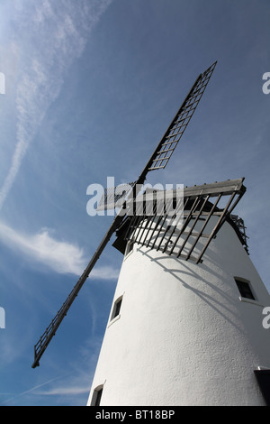 Moulin à vent historique sur le front de mer adjacente à la rivière Ribble à Lytham dans le Lancashire, Royaume-Uni Banque D'Images