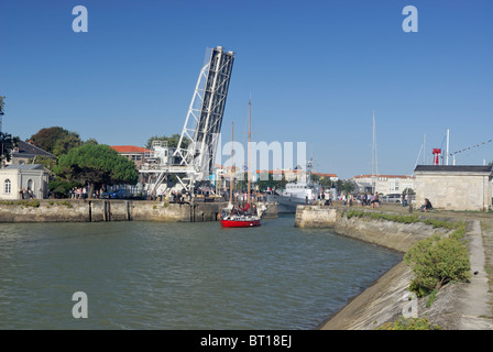 Gabut Bascule a soulevé un voilier entre dans la chaîne à la ligne droite de Pertuis d'Antioche La Rochelle Charente-Maritime France Banque D'Images