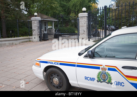 Une voiture de police de la GRC se trouve en face du 24, promenade Sussex à Ottawa, résidence officielle du Premier ministre du Canada Banque D'Images