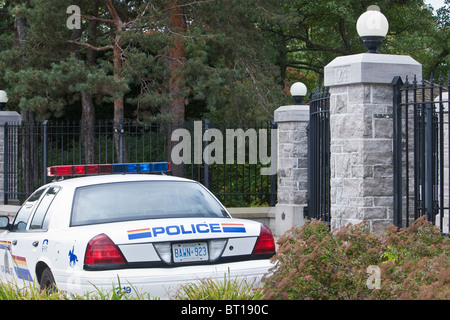 Une voiture de police de la GRC se trouve en face du 24, promenade Sussex à Ottawa, résidence officielle du Premier ministre du Canada Banque D'Images