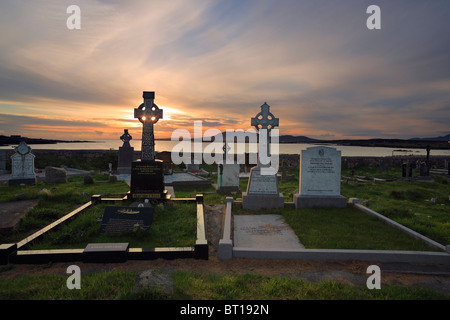 Croix Celtiques au cimetière de Carna près de Galway et le Connemara, Irlande, Roundstone Banque D'Images