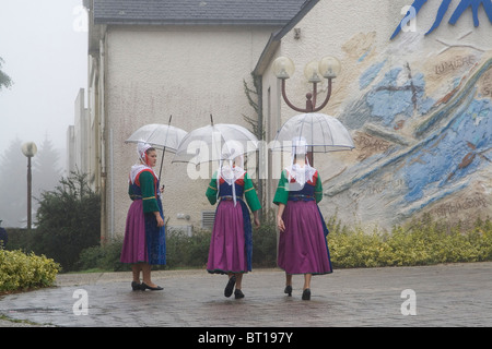 Les femmes portant le costume de Plougastel-Daoulas Bretagne France Banque D'Images