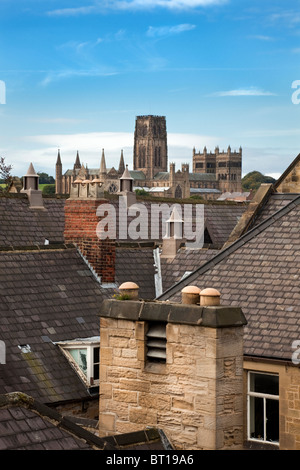 Vue sur les toits de la ville de Durham avec cathédrale en arrière-plan, Durham, England, UK, FR Banque D'Images