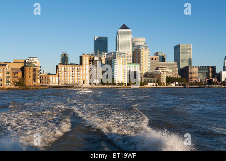 Canary Wharf, de l'arrière du catamaran clipper - Docklands - Londres Banque D'Images