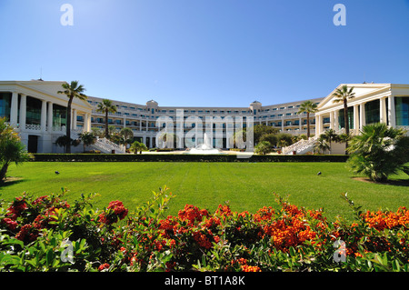 Vue grand angle d'un séjour de luxe resort des jardins dans un simetrical la composition avec copie espace sur le dessus Banque D'Images