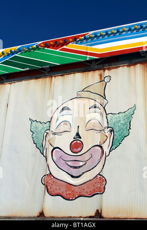 Un clown Visage peint sur l'arrière d'un stand d'amusement. Casino Pier, Seaside Heights, New Jersey, USA. Banque D'Images