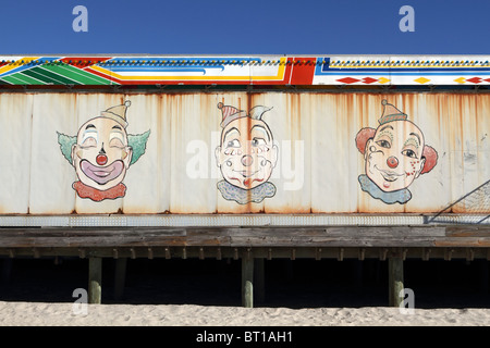 Clown visages peints sur le fond d'un stand d'amusement. Casino Pier, Seaside Heights, New Jersey, USA. Banque D'Images