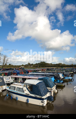 Péniches amarrés dans le port de plaisance de Rufford, Lancashire Banque D'Images