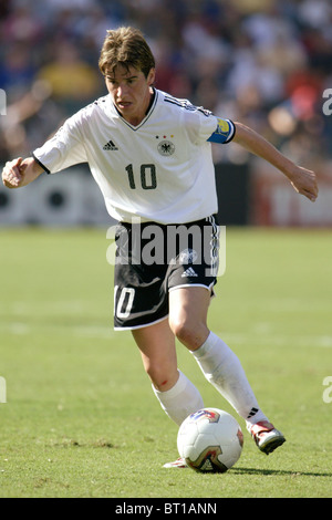 Le capitaine de l'équipe Allemagne Bettina Wiegmann en action lors de la Coupe du Monde de Football Féminin 2003 finale de football contre la Suède. Banque D'Images