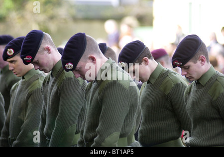 Militaires et civils - de se réunir pour commémorer les morts sur Dimanche du souvenir en 2006, Royston Hertfordshire, Royaume-Uni Banque D'Images