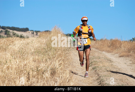 Coureur extrême marocain Lahcen AHANSAL, vainqueur de l'Ultra Trail 2010 Al Andalus, l'Espagne. Banque D'Images