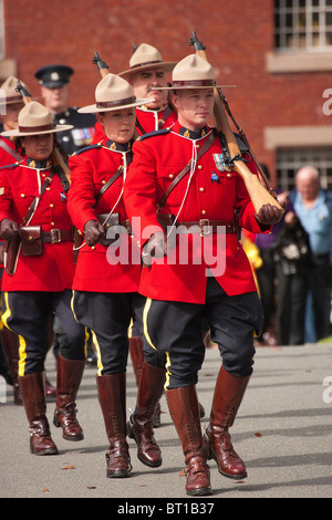 Gendarmerie royale du Canada Marcher en l'honneur des camarades morts-Victoria, Colombie-Britannique, Canada. Banque D'Images