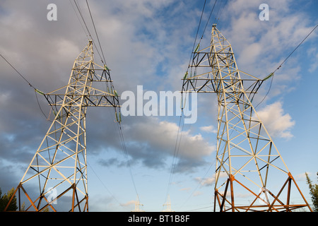 Deux tours à haute tension sur un fond de ciel nuageux la Banque D'Images