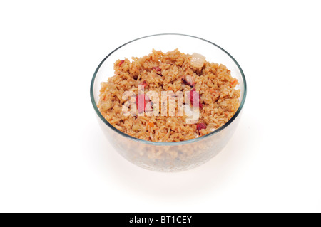 Bol en verre de porc cuit riz frit chinois sur fond blanc découpé. Banque D'Images