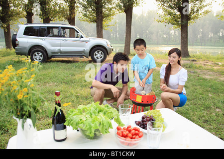 Cuisson de la famille maïs doux sur le barbecue Banque D'Images