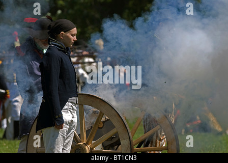 Un Américain cannon incendies sur l'approche de soldats britanniques au cours de l'action au siège de Fort Érié reenactment. Banque D'Images