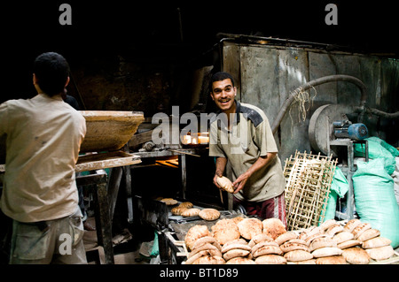 La visite d'une des nombreuses boulangeries de pain pita au Caire. Banque D'Images